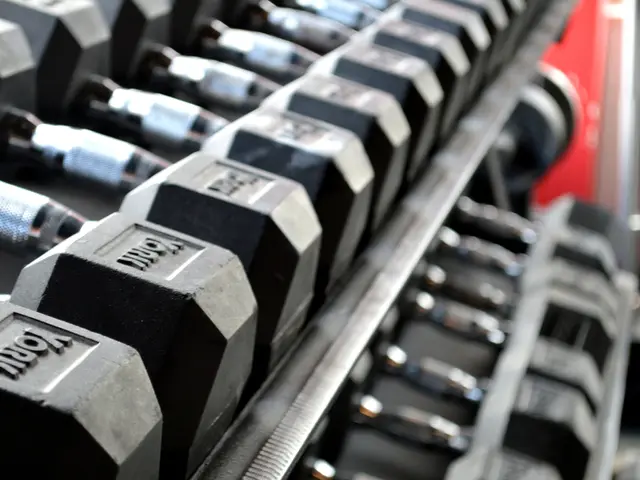 Trainer claims that light dumbbells are sufficient for developing powerful arms