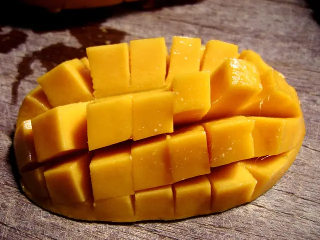 Organic mangoes contain various healthful plant compounds, such as polyphenols and carotenoids.