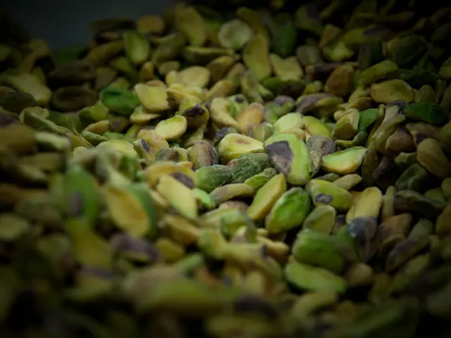 Impact of eating pistachios before sleep on digestive health?
