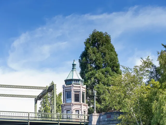 Extreme Heat in Southwestern Iran: Temperatures Reach Over 50 Degrees