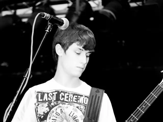 High School Student Removes Clothing in the Presence of an Elderly Individual in Offenbach-Bieber